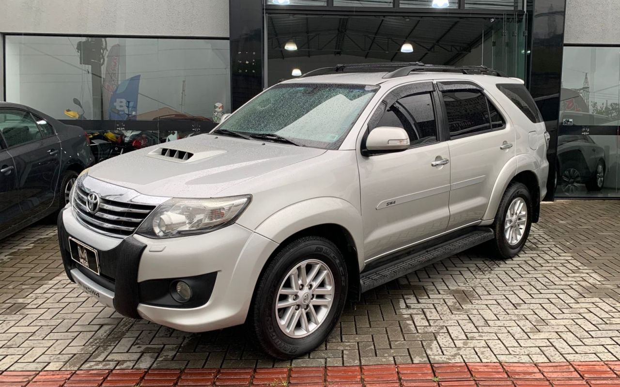 Hilux SW4 SRV D4-D 4x4 3.0 TDI Dies. Aut