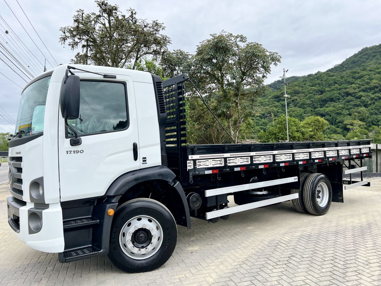 Volkswagen 17-190 Robust - 2023 - Carroceria 7m - Apenas 1.311km