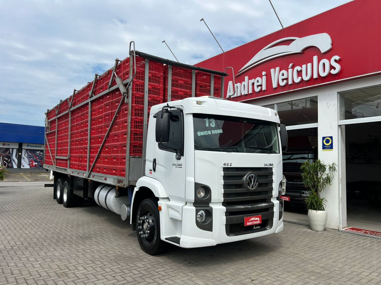  Volkswagen Constellation 24-280 Truck 6x2 Carroceria Frango e Aves  2013